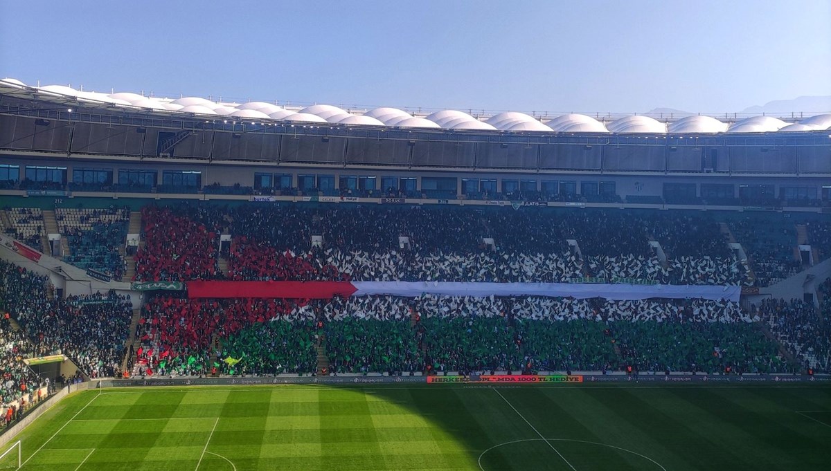 Bursaspor’dan Filistin koreografisi: Ateşkes gününde bayraklar Gazze için sallandı