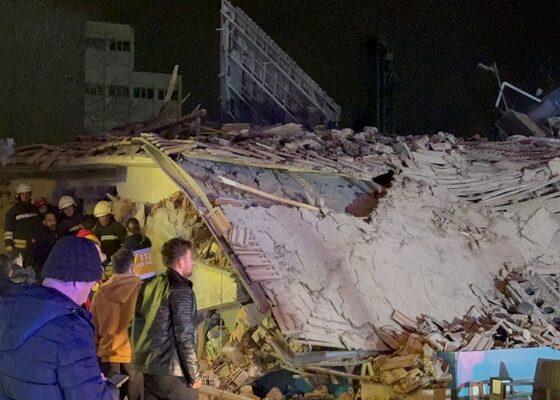 Konya'da 4 katlı bina çöktü: 3 kişi sağ  çıktı, 2 kişi hayatını kaybetti