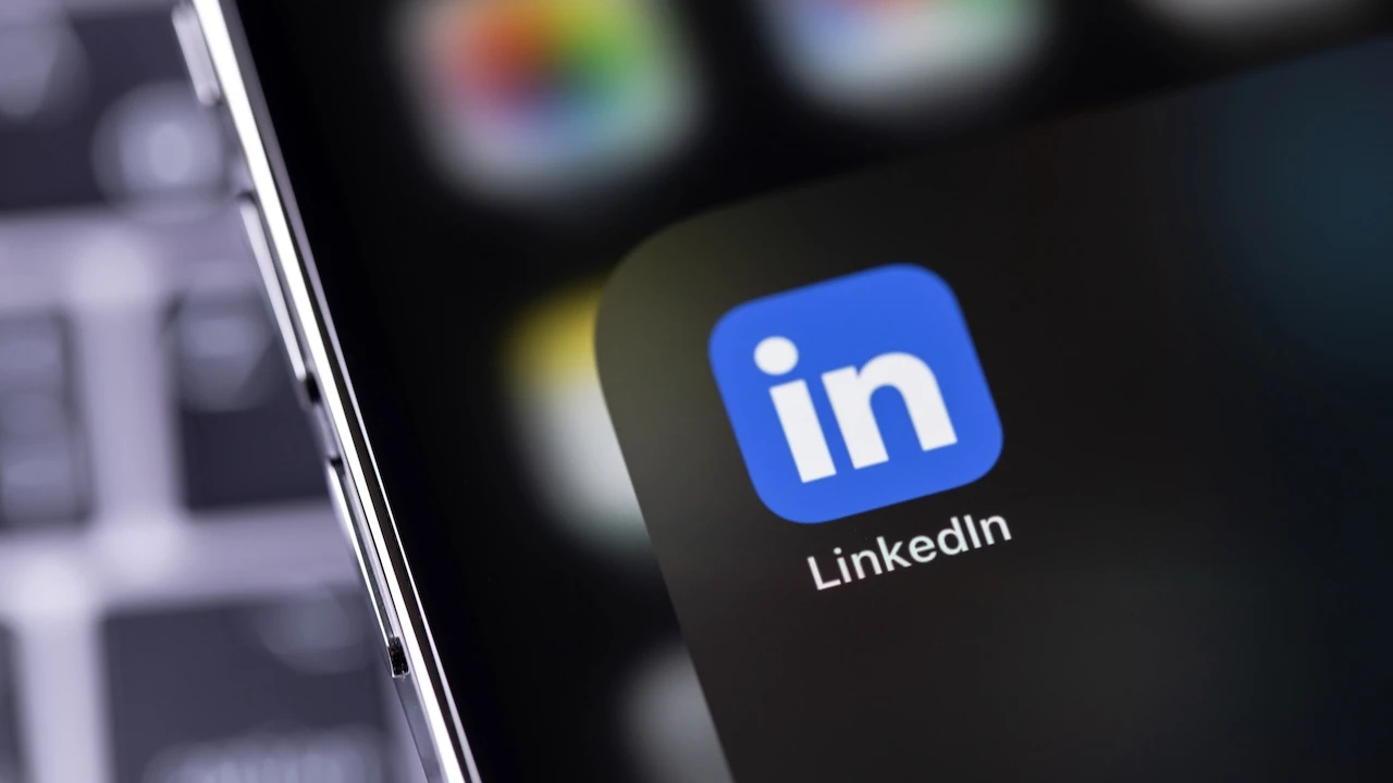 LinkedIn yapay zeka eğitmek için özel mesajları mı kullanıyor?