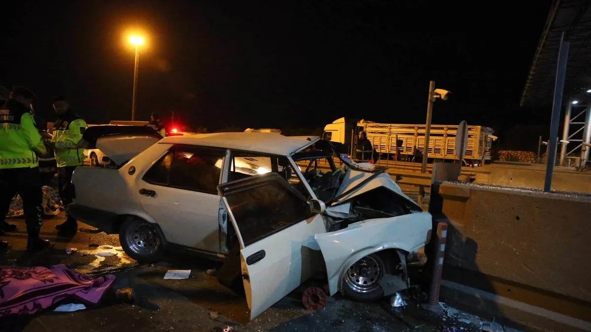 Mersin’de katliam gibi kaza! Otomobil, otoyol gişesinin beton bariyerine çarptı: 2 ölü, 5 yaralı