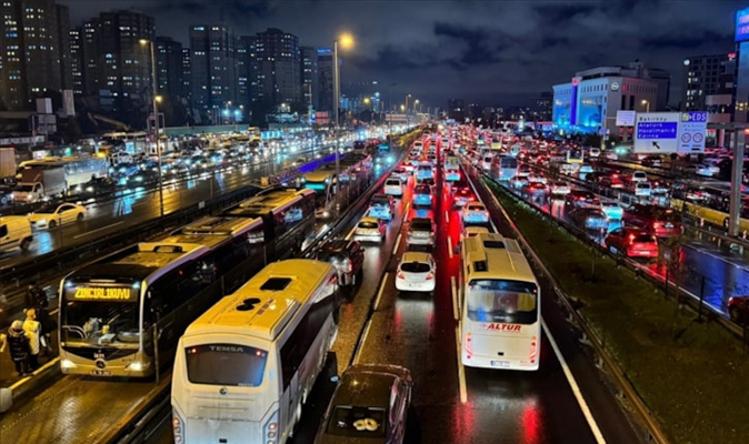 AK Partili milletvekili ve il başkanı trafik kazası geçirdi haberi