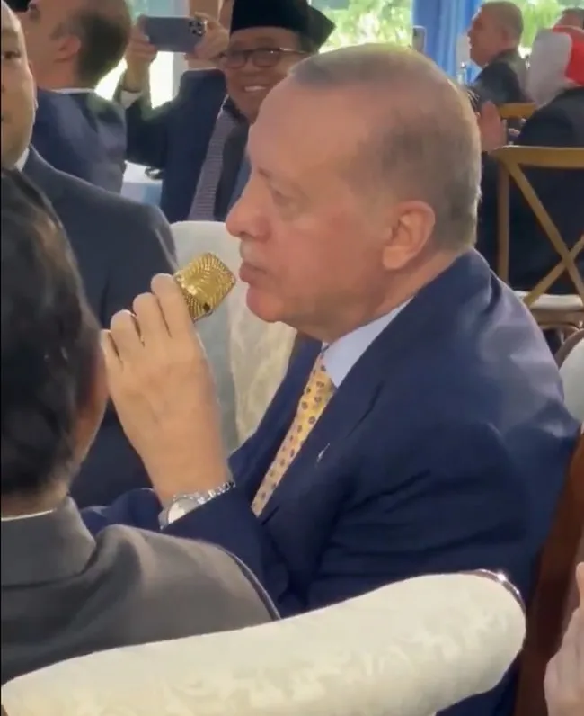 Başkan Erdoğan, Endonezya’da Mehter Marşı’na eşlik etti