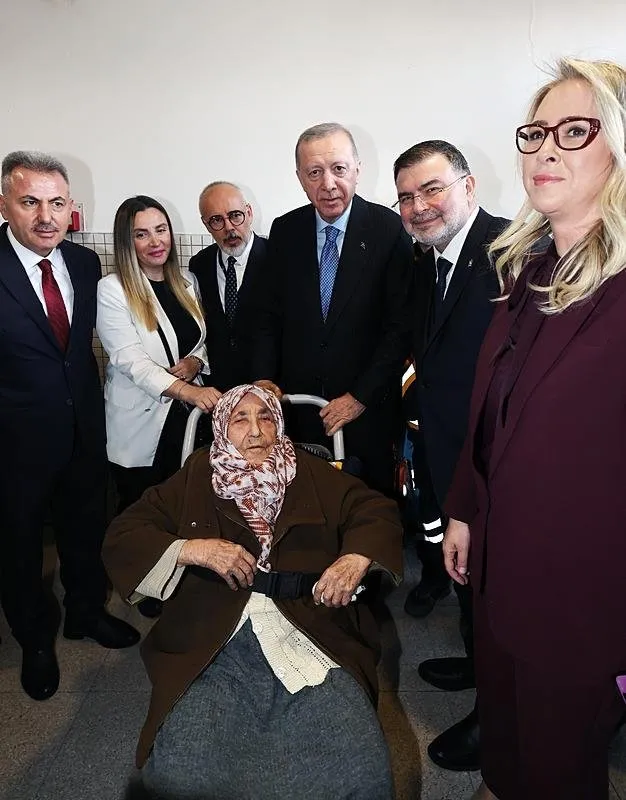 Başkan Erdoğan, İzmir’de 102 yaşındaki Gülsüm Sakallı ile görüştü