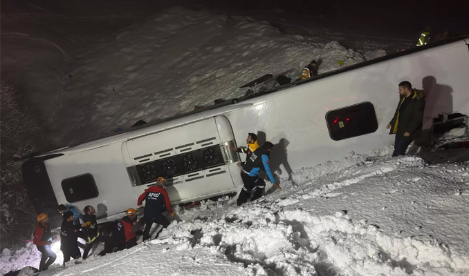 Bingöl’de yolcu otobüsü şarampole devrildi: 4 ölü, 32 yaralı haberi