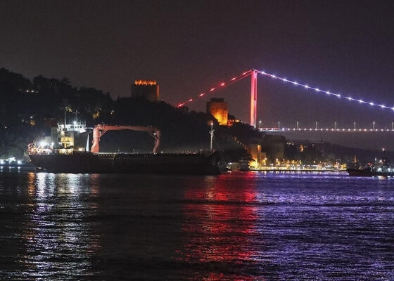 İstanbul Boğazı gemi trafiğine açıldı