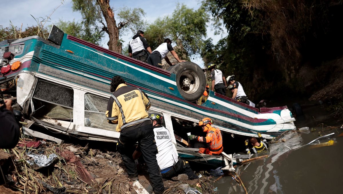 Guatemala’da yolcu otobüsü köprüden uçtu: 51 kişi öldü