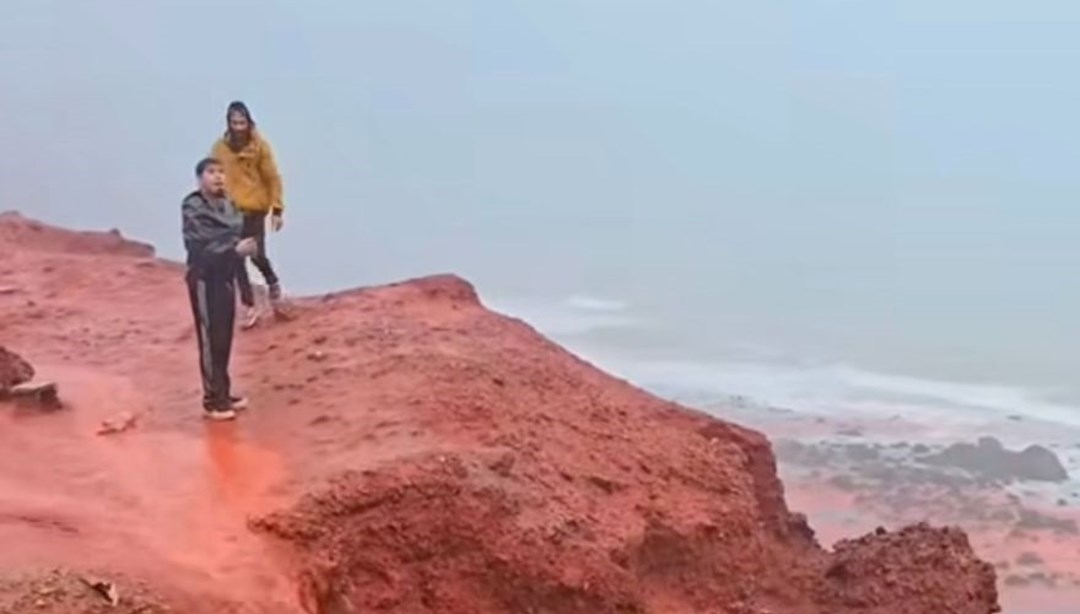 İran’ın ‘kanlı’ plajı: Yağmur yağdı yer gök kırmızıya büründü!