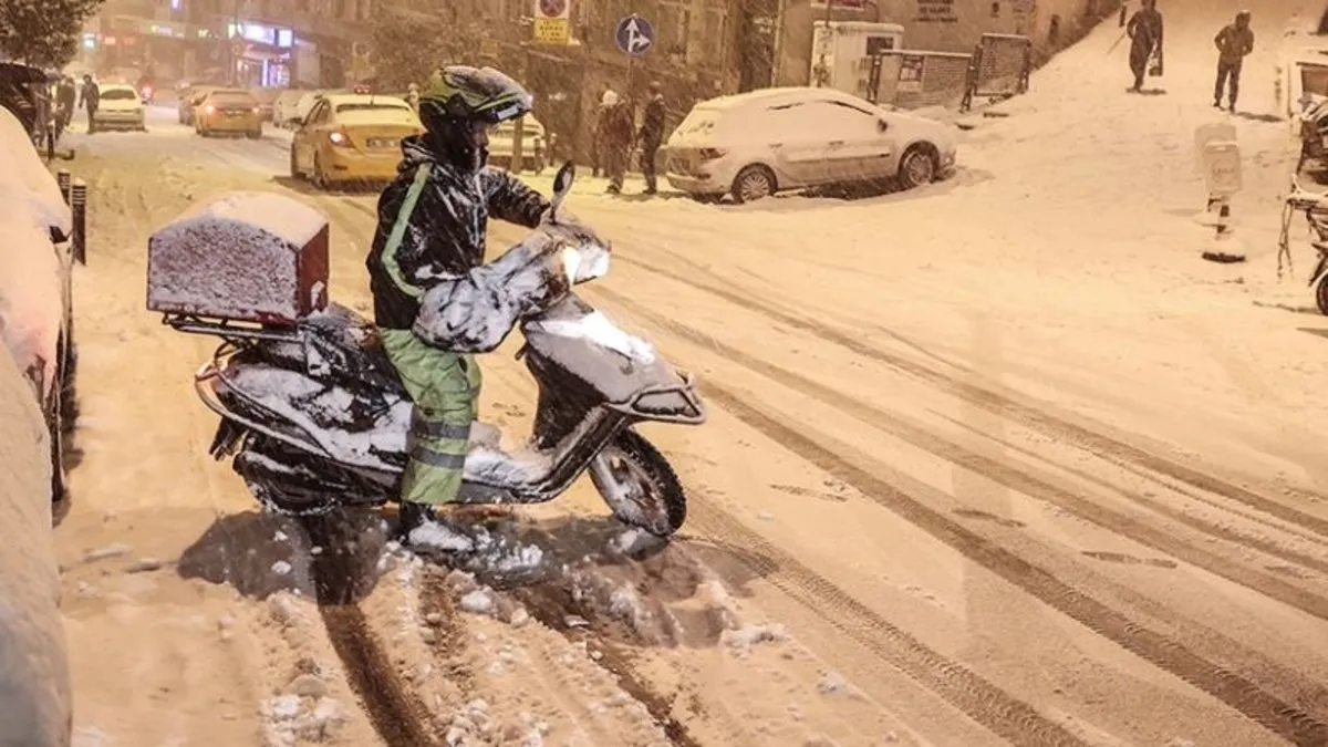 İstanbul Valisi yeni kararı duyurdu: Motokuryelere trafiğe çıkma kısıtlaması kaldırılıyor