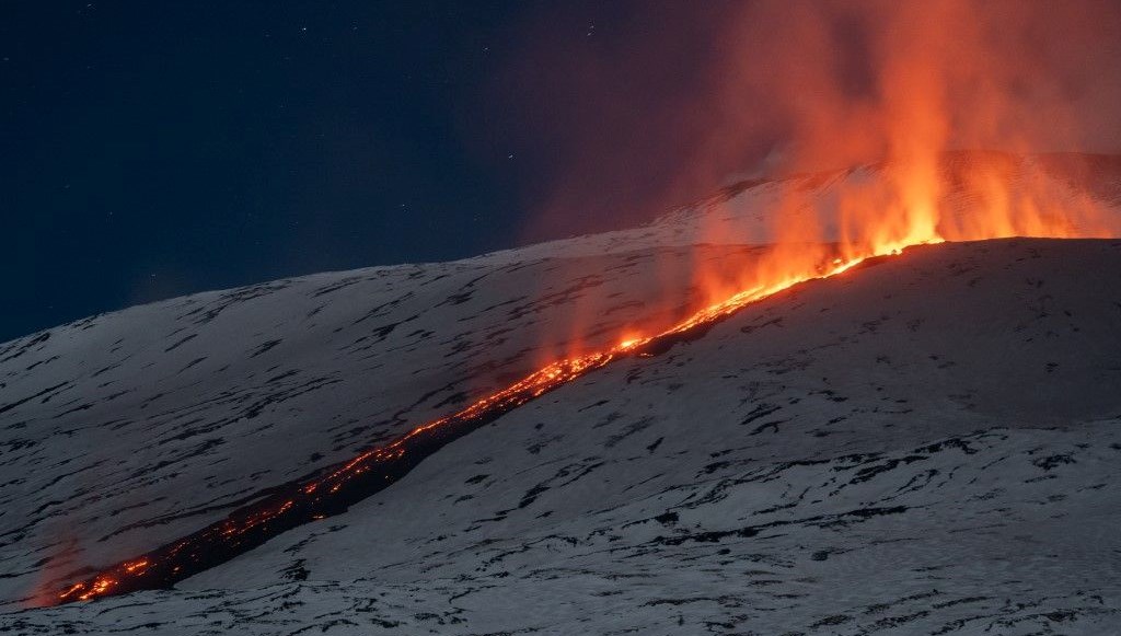 İtalya’da lavların dansı: Etna Yanardağı buz ve karla buluştu