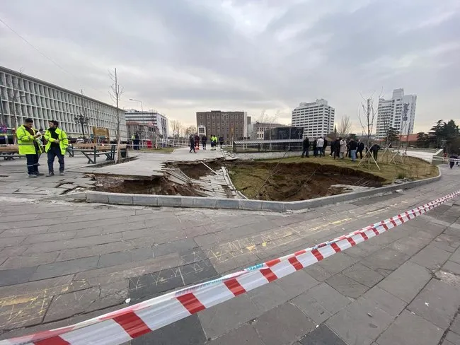 Mansur Yavaş’ın büyük rüyası çöktü: Ulus Meydanı 1 yıl bile dayanamadı!