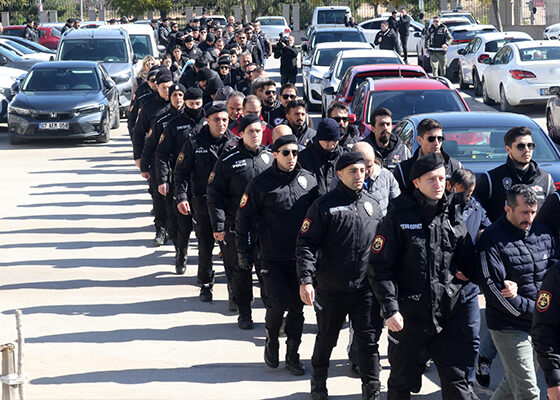 'Kıskaç-40' operasyonunda gözaltına alınan 77 şüpheli adliyede