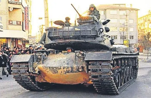 Siz Sincan’da tank yürüten orduyu seviyorsunuz