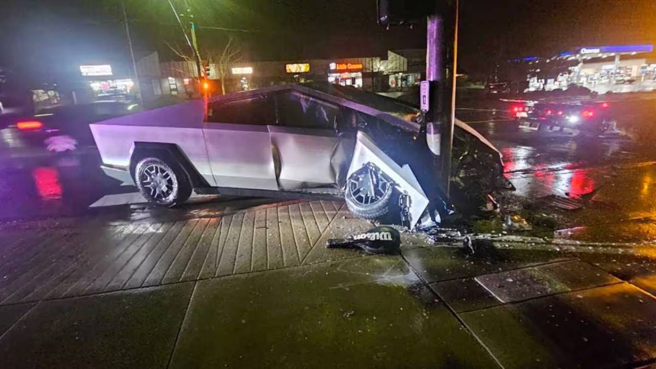 Tesla Cybertruck, otonom ilerlerken direğe girdi!