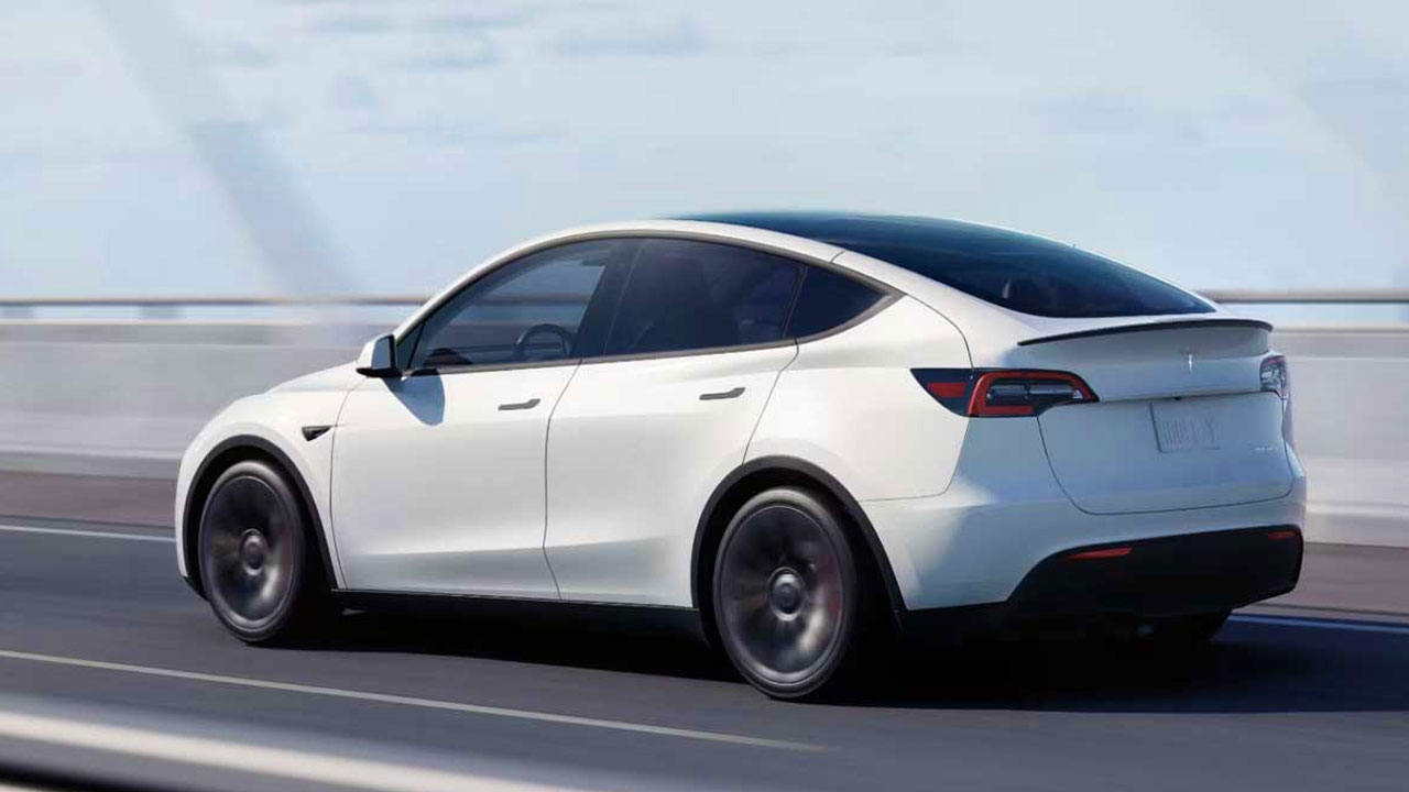 Tesla Model Y araçlara, adaptif uzun far teknolojisi geliyor!