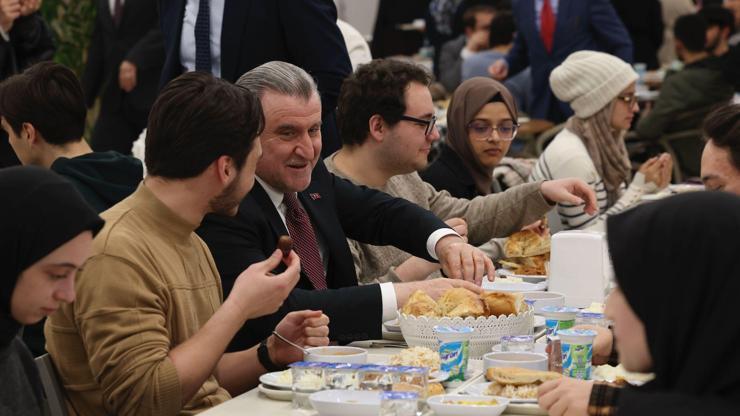 Bakan Bak, İbn Haldun Üniversitesi öğrencileriyle iftar yaptı