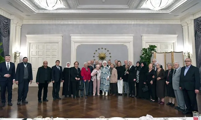 Başkan Erdoğan’dan eşi Emine Erdoğan’ın yaşlılarla iftarına sürpriz ziyaret