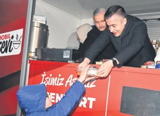 Başkan Vekili Aksoy iftariyelik dağıttı