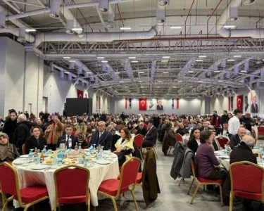 Cumhurbaşkanı Yardımcısı Cevdet Yılmaz ve İstanbul Valisi Davut Gül, şehit aileleri ve gazilerle iftarda bir araya geldi