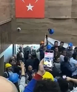 İşçiler ile CHP'li Belediye Başkanı arasında arbede! Ahmet Aras'a baret fırlatıldı