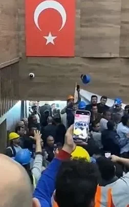 İşçiler ile CHP'li Belediye Başkanı arasında arbede! Ahmet Aras'a baret fırlatıldı