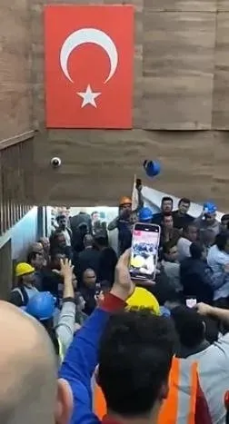 İşçiler ile CHP’li Belediye Başkanı arasında arbede! Ahmet Aras’a baret fırlatıldı