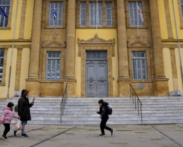 KKTC'de ortaokuldaki başörtüsü yasağı esnetildi: Bone ve bandana kararı - Son Dakika Dünya Haberleri