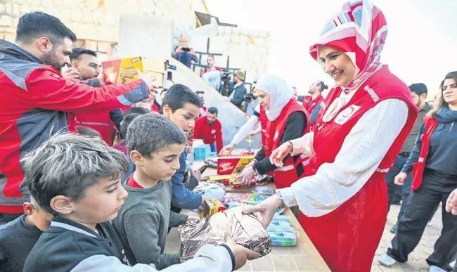 Kızılay’ın iftar sofrası Suriye’de kuruldu