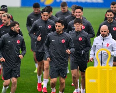 Milli mesai başladı: İki futbolcu ağrıları nedeniyle katılmadı