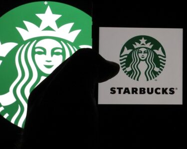 Starbucks’ta tarihi düşüş!